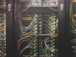 Netzwerkschrank im Rechenzentrum