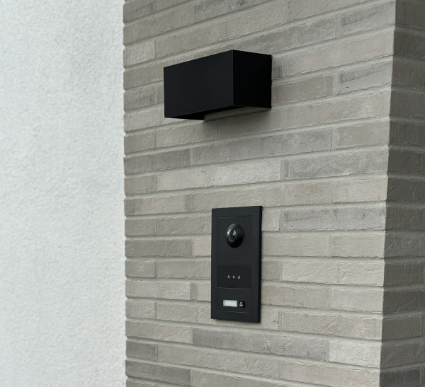 Installierte Video-Türsprechanlage